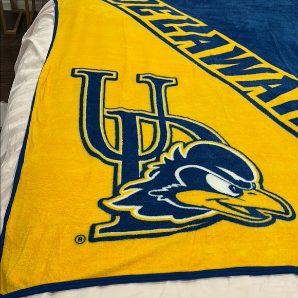University of Delaware Delaware Fightin' Blue Hens blanket - Picture 2 of 4